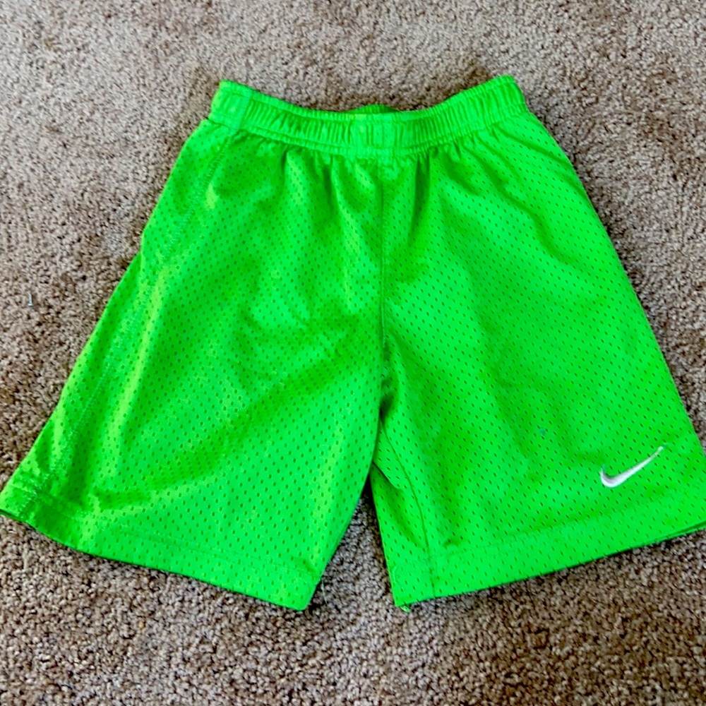 Boys size 6/7 Nike basketball shorts